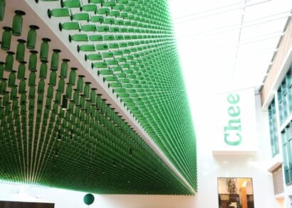 Upevňovací systémy při vstupu do Heineken Experience centra