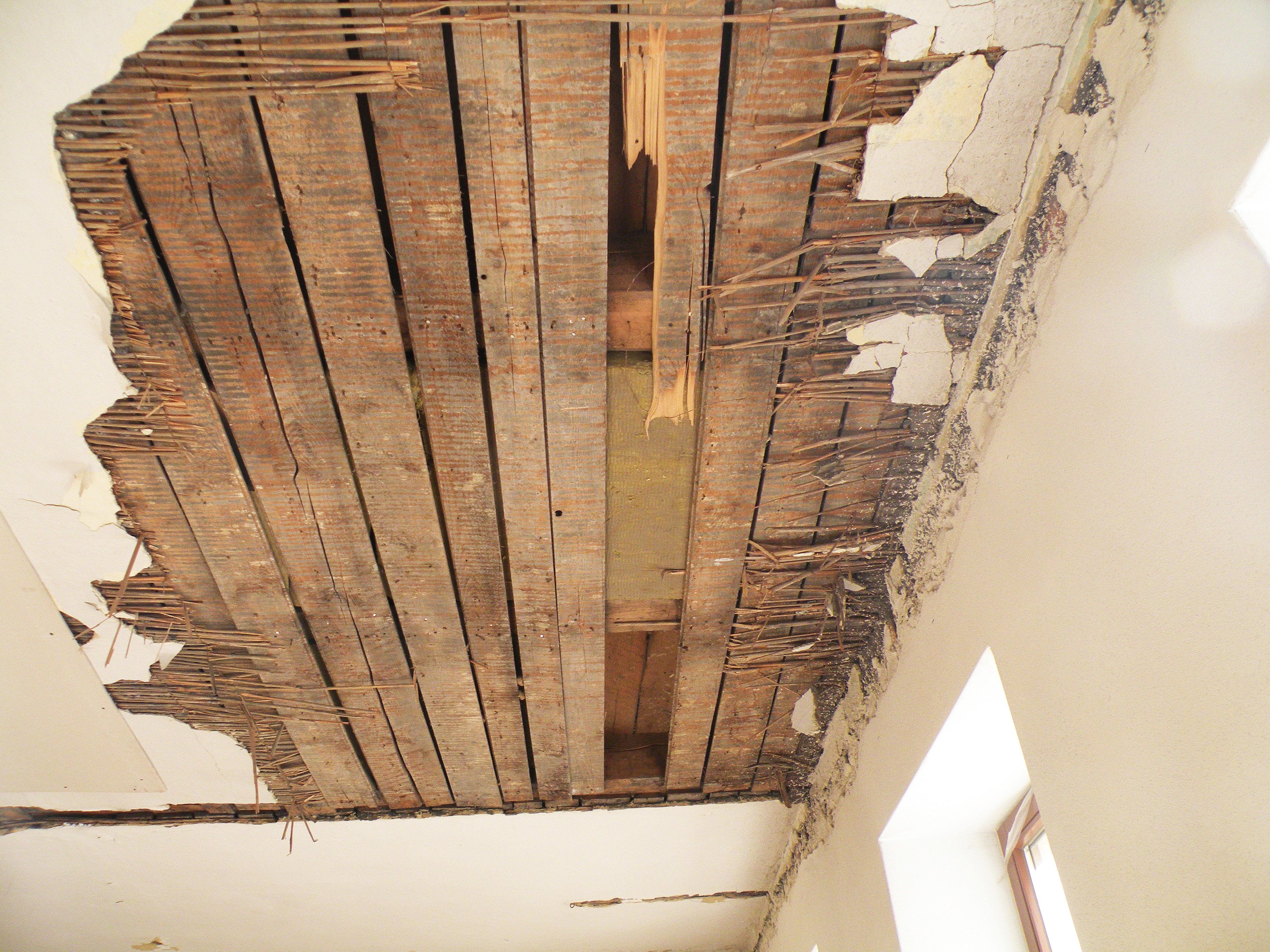 Holzbalkendecken fachgerecht abschotten: So geht’s