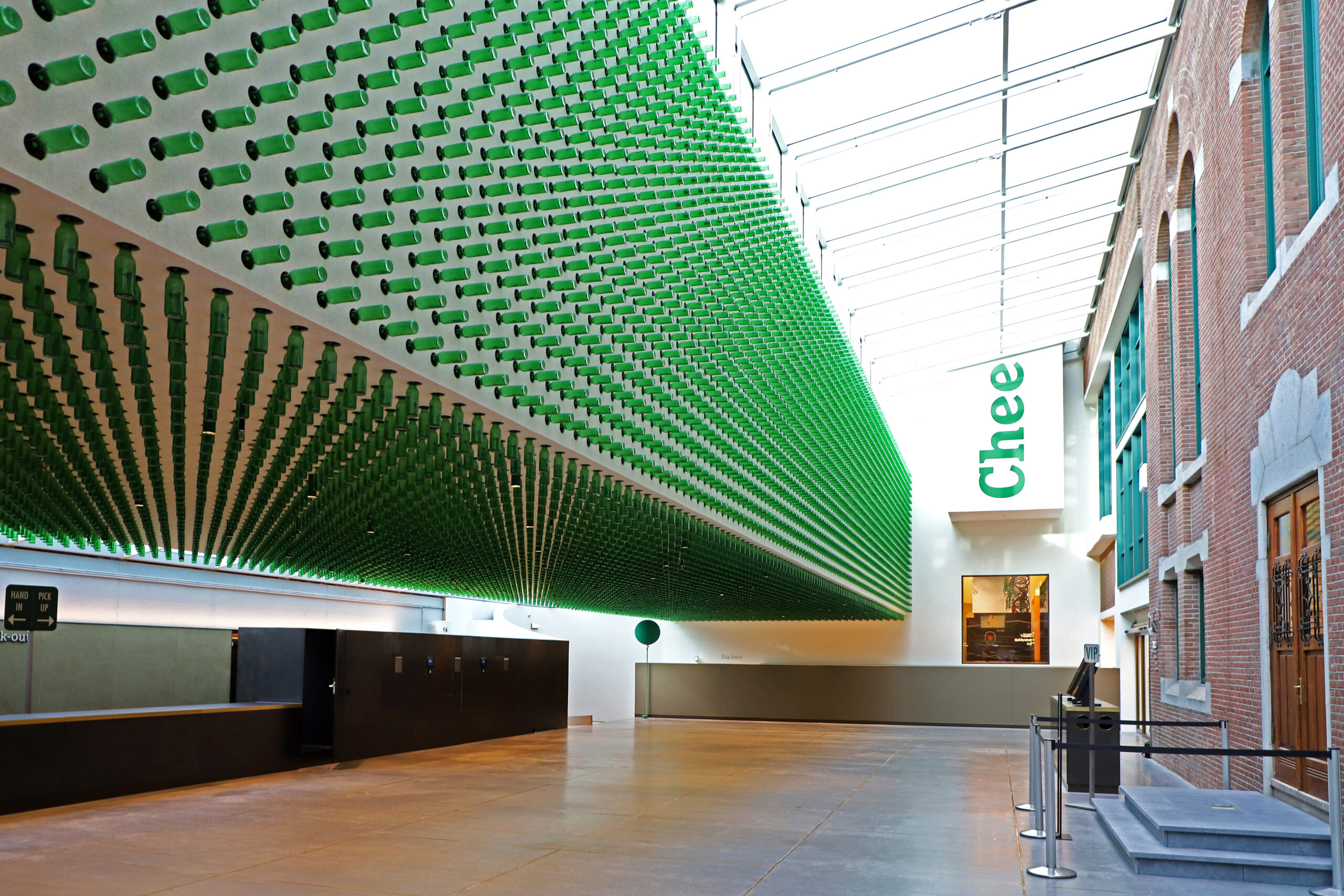 Designobjekt aus 11.000 Flaschen – Befestigungslösung für die Heineken Experience