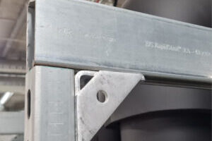 Walraven RapidStrut®-Montageschienen für mittelschwere Anwendungen, angewandt in Kombination mit dem Montagesystem für Flachdachinstallationen, inklusive dem Montagefuß Walraven Yeti® 