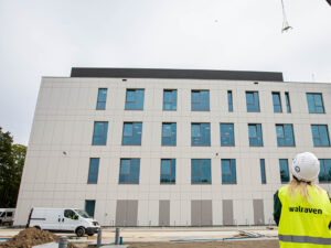 Krankenhaus in Posen, auf dessen Flachdach Walraven Laufwege und Übergänge platziert wurden.