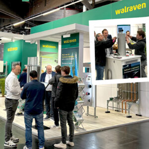 Zahlreiche Messebesucher auf dem Walraven-Messestand auf der IFH 2024