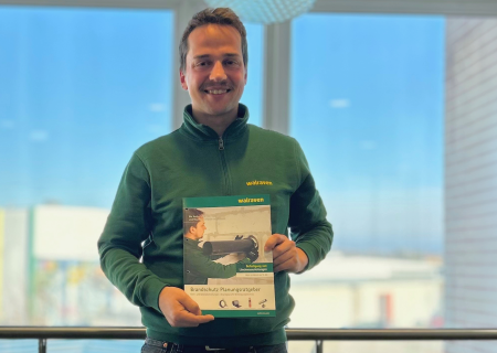Unsere 21. Auflage des Walraven Brandschutz-Planungsratgebers ist da! Simon Christer hält das Exemplar stolz in die Kamera.
