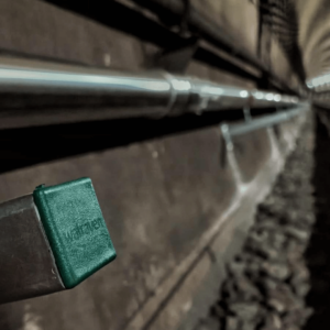 Abbildung einer trockenen Löschwasserleitung in einem U-Bahn-Tunnel mit einer Walraven Wandkonsole im Vordergrund
