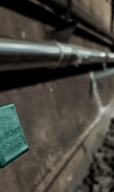 Abbildung einer trockenen Löschwasserleitung in einem U-Bahn-Tunnel mit einer Walraven Wandkonsole im Vordergrund