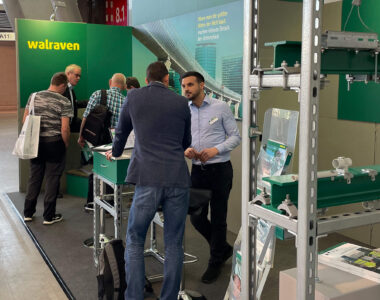 Walraven Mitarbeiter und Kunden auf dem Messestand des Befestigungs- und Brandschutzexperten auf der eltefa 2025.