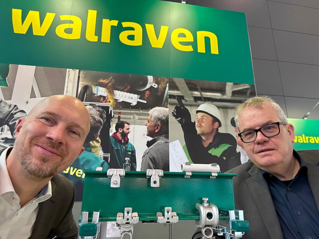 Walraven Standpersonal mit Selfie auf dem Messestand auf der eltefa 2025