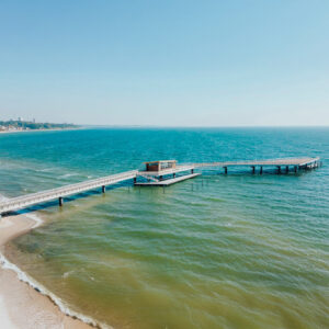 Die 230 Meter lange Zickzack-Seebrücke mit Doppelspitze bietet einen Panorama-Ausblick auf die Ostsee.