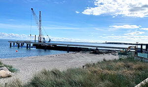 In Haffkrug an der Ostsee entstand eine neue 230 Meter lange Zickzack-Seebrücke, ein modernes Projekt mit einem besonderen Fokus auf Nachhaltigkeit
