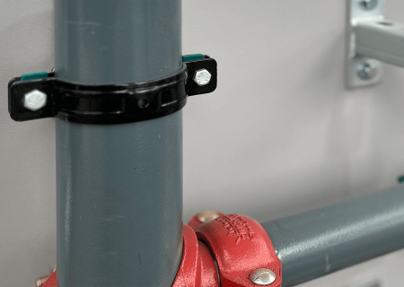 Epoxidpulverbeschichtete Schwerlastschelle HD500, befestigt auf einem Messedisplay, geeignet für anspruchsvolle Anwendungen