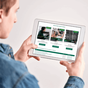 Ein Mann hält ein Tablet in der Hand, auf welchem ein Ausschnitt der Walraven Webseite zu sehen ist. Dort sind drei Bilder in einer Reihe ersichtlich, welche die Titelbilder für diverse Web-Tutorials darstellen, welche im Rahmen der Walraven-Akademie auf Abruf verfügbar sind.
