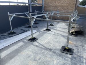 Schwere Anlagen sicher auf empfindlicher Dachhaut aufgeständert