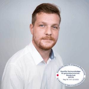 Poträt des neuen Walraven Sachverständigen für Brandschutz, Toni Sebald, vor grauem Hintergrund.