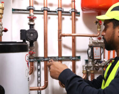 Savio Rosario, Sanitär- und Heizungsingenieur aus London, der Projekte in großen Wohngebäuden und kleinen Gewerbeobjekten betreut, teilt seine Erfahrungen mit Walraven RapidRail® und erklärt, warum es seine bevorzugte Lösung für Rohrinstallationen ist.