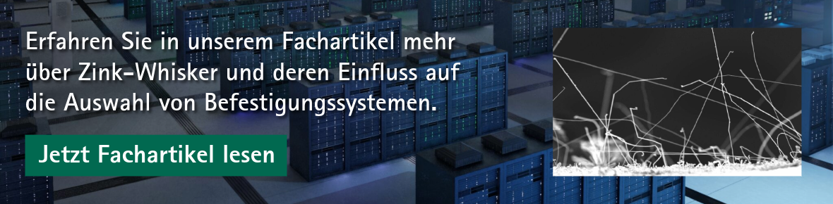 Serverracks in einem Rechenzentrum mit blau beleuchteten Statusanzeigen im Hintergrund. Darüber liegt der Text Erfahren Sie in unserem Fachartikel mehr über Zink-Whisker und deren Einfluss auf die Auswahl von Befestigungssystemen sowie ein grüner Button mit der Aufschrift Jetzt Fachartikel lesen. Rechts ist eine Schwarz Weiß Aufnahme von Zink Whiskern zu sehen die aus einer metallischen Oberfläche herauswachsen und den technischen Kontext des Artikels visuell unterstützen.