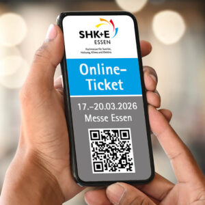 Hand hält ein Smartphone mit einem mobilen Messeticket für die SHK+E Essen 2026.