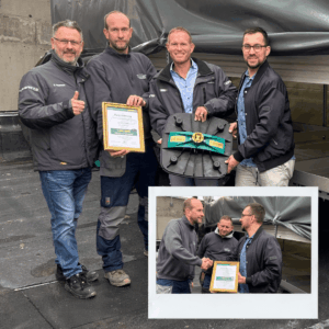 Der millionste Yeti Montagefuß wird von Walraven-Mitarbeiter Nils Meyer an Drews Klimatechnik überreicht.