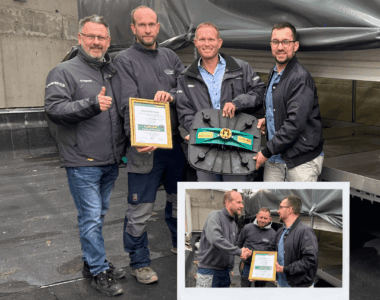 Der millionste Yeti Montagefuß wird von Walraven-Mitarbeiter Nils Meyer an Drews Klimatechnik überreicht.