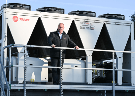 Trane-Mitarbeiter auf einer Walraven RapidStrut® Wartungsplattform vor einem Trane CMAF Mehrleitergerät beim TLR Projekt in Ridderkerk.