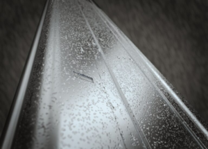 Nahaufnahme einer verzinkten RapidStrut Montageschiene mit gleichmäßig verteilter BUP Oberflächenbeschichtung und sichtbaren Wasserperlen auf der Metalloberfläche. Das Bild verdeutlicht den Korrosionsschutz und die Widerstandsfähigkeit der Beschichtung für den Einsatz in anspruchsvollen Umgebungen.