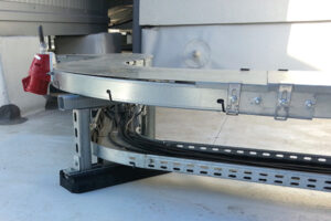 Installierte Kabelrinne für Kabelmanagement auf einer Dachfläche mit sauber geführten Energiekabeln und Befestigungssystem. Das Bild zeigt eine stabile Lösung zur geordneten Kabelführung und sicheren Montage in technischen Anlagen.