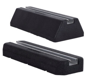 Walraven Yeti® Dämpfungssockel Typ A in zwei Ausführungen – schwarzer Sockel aus Recyclingmaterial mit integrierter Walraven RapidStrut® Montageschiene zur schwingungsdämpfenden Montage auf Flachdächern.