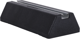 Walraven Yeti® Dämpfungssockel Typ A – schwarzer Sockel aus Recyclingmaterial mit integrierter Walraven RapidStrut® Montageschiene zur schwingungsdämpfenden Montage auf Flachdächern.