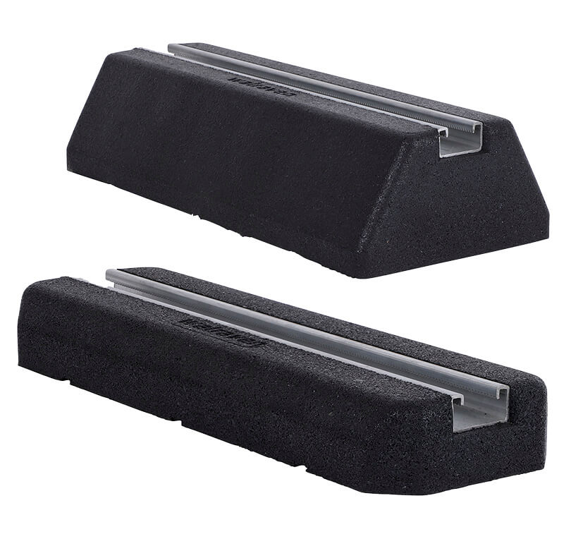 Walraven Yeti® Dämpfungssockel Typ A in zwei Ausführungen – schwarzer Sockel aus Recyclingmaterial mit integrierter Walraven RapidStrut® Montageschiene zur schwingungsdämpfenden Montage auf Flachdächern.