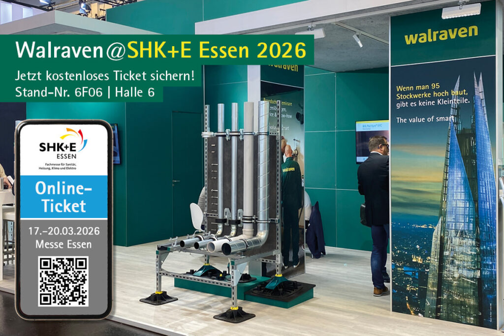 Messestand von Walraven auf der SHK+E Essen 2026 mit Rohrinstallation im Vordergrund und Smartphone-Grafik mit QR-Code für kostenlose Online-Tickets (17.–20.03.2026, Messe Essen).