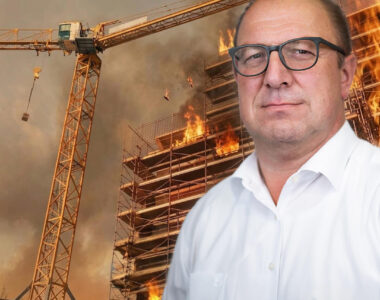 Sachverständiger vor brennender Baustelle mit Baukran und Gerüst – Webinar zu Fallstricken bei Brandschutzabschottungen und möglichen Risiken im vorbeugenden Brandschutz.