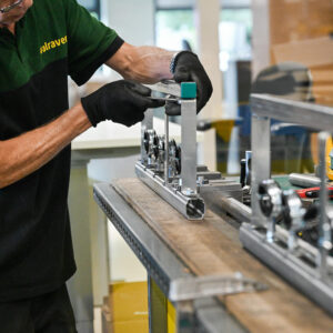 Vormontage von Montageschienen und Rohrschellen in der Werkstatt zur effizienten Vorfertigung technischer Installationssysteme.