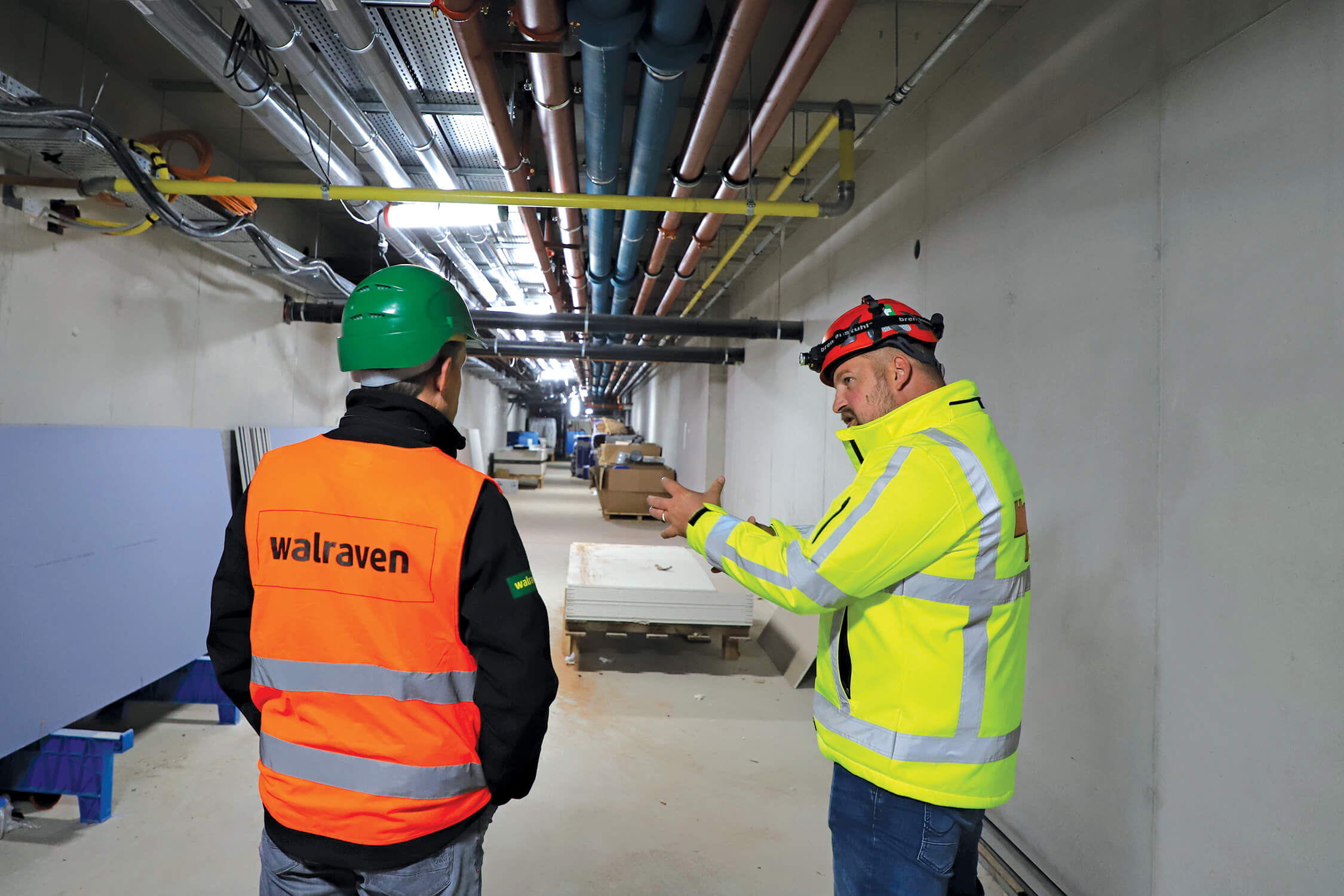 Walraven Experten bei der Beratung zur technischen Gebäudeausrüstung auf der Baustelle.