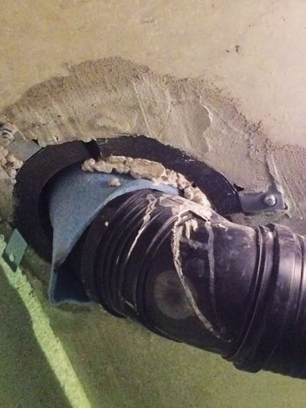 Falsch montierte Brandschutzmanschette an einer Rohrdurchführung, da die Manschette um 180 Grad verdreht eingebaut wurde.
