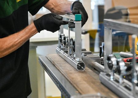 Vormontage von Montageschienen und Rohrschellen in der Werkstatt zur effizienten Vorfertigung technischer Installationssysteme.