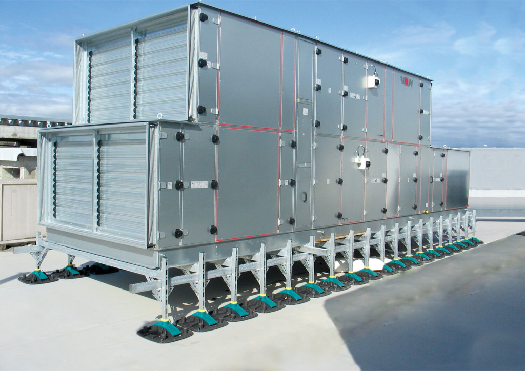 Großes Raumlufttechnisches Gerät (RLT-Gerät) auf einer durchdringungsfreien Flachdachmontage mit Walraven Montageschienen und Montagefüßen zur sicheren Aufständerung auf dem Flachdach.