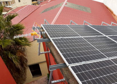 How to install solar panels on a roof without perforation?