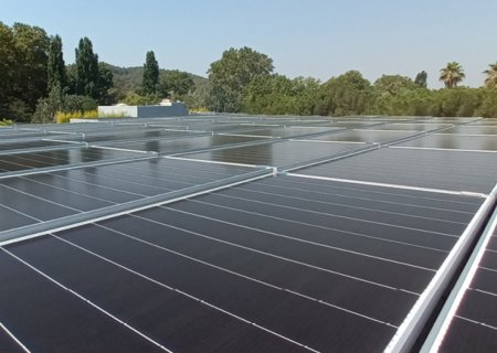 Installatie van zonnepanelen boven bestaande dakinstallaties