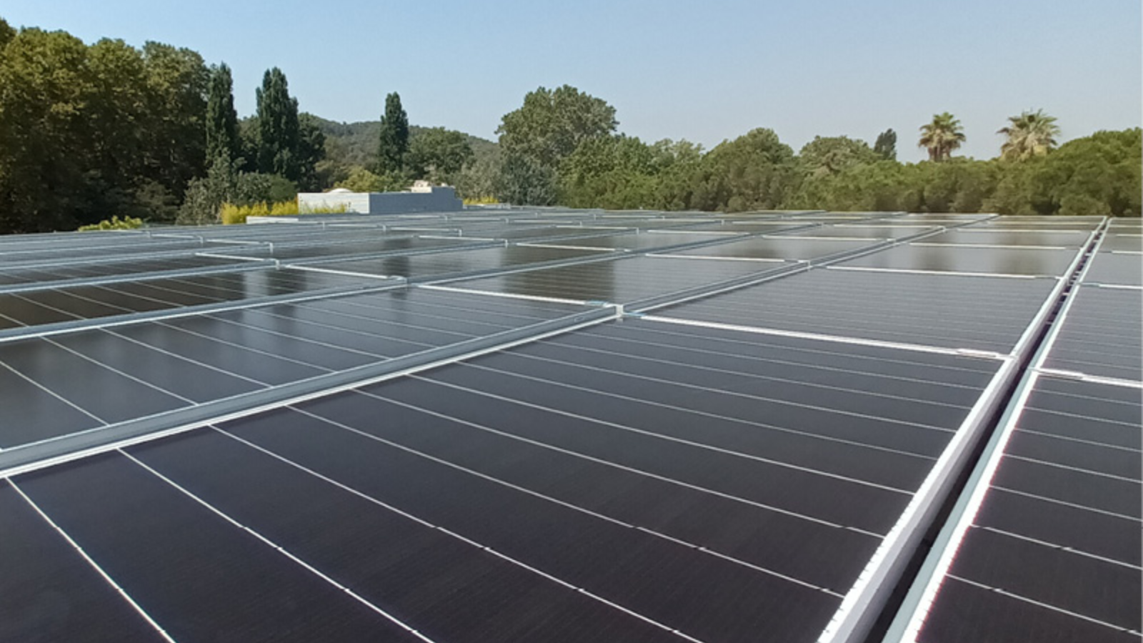 Solar-panel-installation-above-existing-rooftop-equipment-1