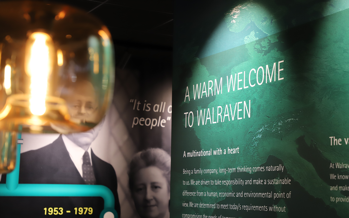 Welkomstpaneel in het Walraven Experience Center in Mijdrecht, met historische foto's en informatie over de geschiedenis, familiewaarden en visie van Walraven.
