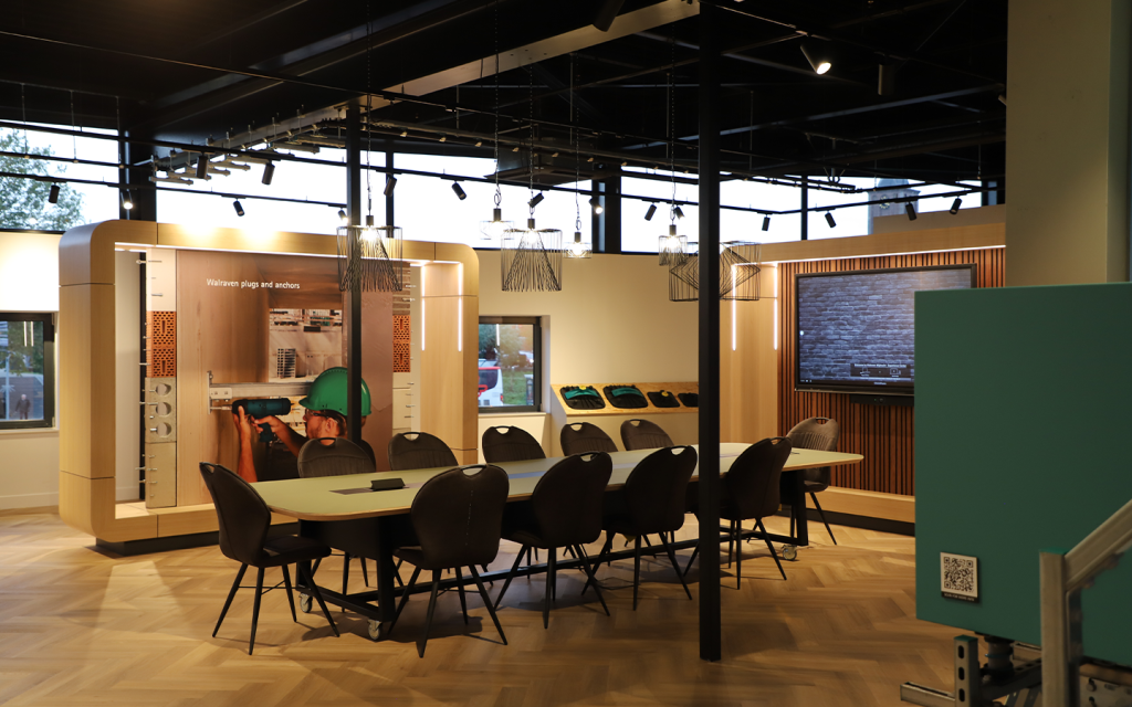 Interactieve demonstratieruimte in het Walraven Experience Center in Mijdrecht, waar bezoekers bevestigingsmaterialen en installatieoplossingen in de praktijk ontdekken.