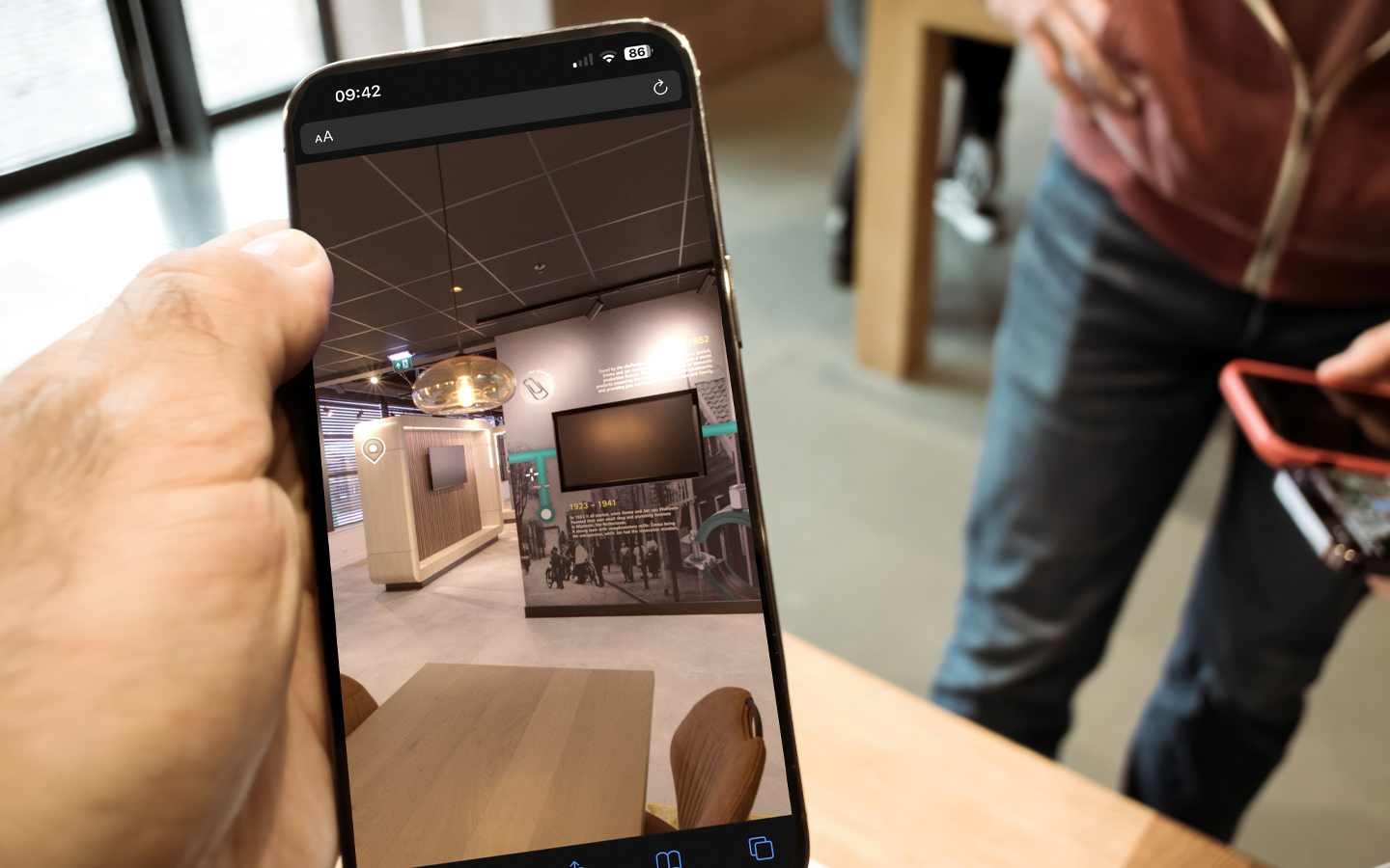 Smartphone met een interactieve 360°-rondleiding door het Walraven Experience Center in Mijdrecht, waarmee bezoekers het centrum virtueel kunnen ontdekken.