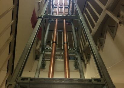 4 Walraven fornisce una soluzione ingegnosa per un’installazione all’interno di un vano scale