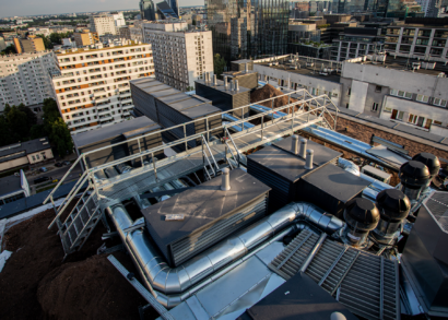 Passerelle di sicurezza prefabbricate sul tetto di un edificio di 16 piani