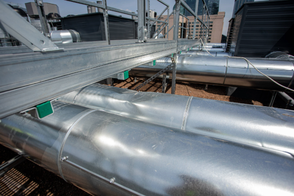 Brak zaplanowanej komunikacji serwisowej na dachu