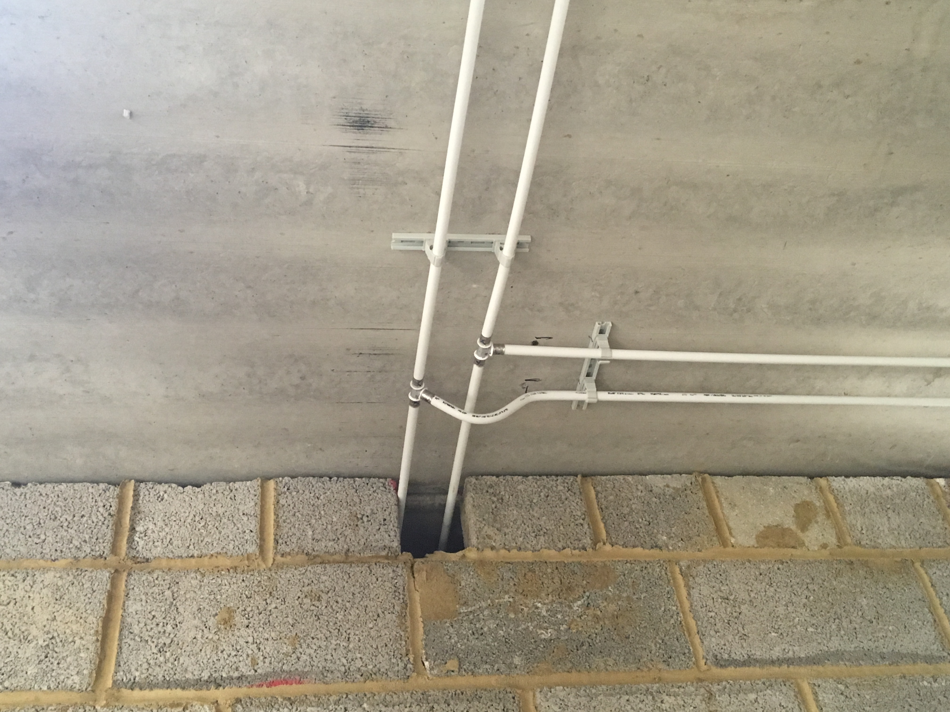 pipe brackets and pipe hanging system