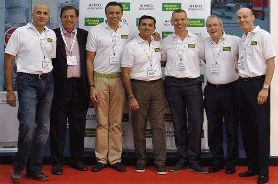 De gauche à droite: Mr. Girish Hiranandani - Directeur de Hira Industries LLC, Mr. Ramesh Hiranandani – Propriétaire de Ramesh Hira LLC, Mr. Manish Hiranandani – Directeur Général de Hira Industries LLC, Mr. Ravi Wadhwani – Directeur Commercial HVAC de Hira Industries LLC, Mr. Pelle van Walraven – Président-Directeur Général de J. van Walraven Holding B.V., Mr. Jürgen Goldinger – Directeur des ventes du Groupe Entier de J. van Walraven Holding B.V., Mr. Joop Standaert – Directeur Financier de J. van Walraven Holding B.V.