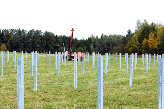 Sechs Wochen Montagezeit, von Mitte November bis Ende Dezember, bestätigen dabei dem BIS Montagesystem für Photovoltaik Freiflächen, dass es material- und zeitsparend ist.