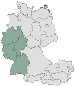 Skizze der deutschen Bundesländer in Grau mit grün markierten im Südwesten.