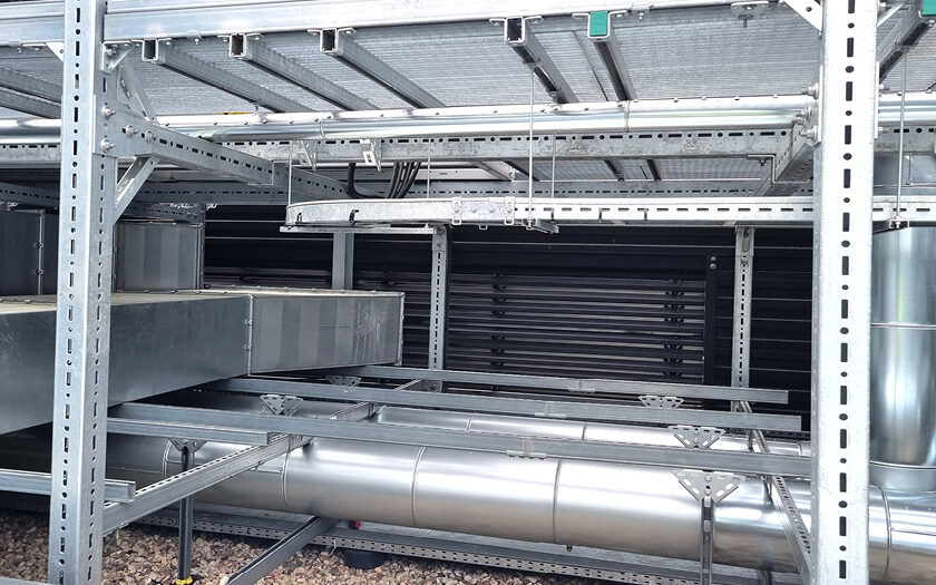 Walraven Maxx wurde entwickelt, um komplexe Installationen zu vereinfachen. Das modulare System ermöglicht eine schnelle und flexible Montage – entweder direkt vor Ort oder vormontiert außerhalb der Baustelle. Zu sehen ist eine Montageprofilkonstruktion auf einem Flachdach, welche eine Wartungsplattform bildet.